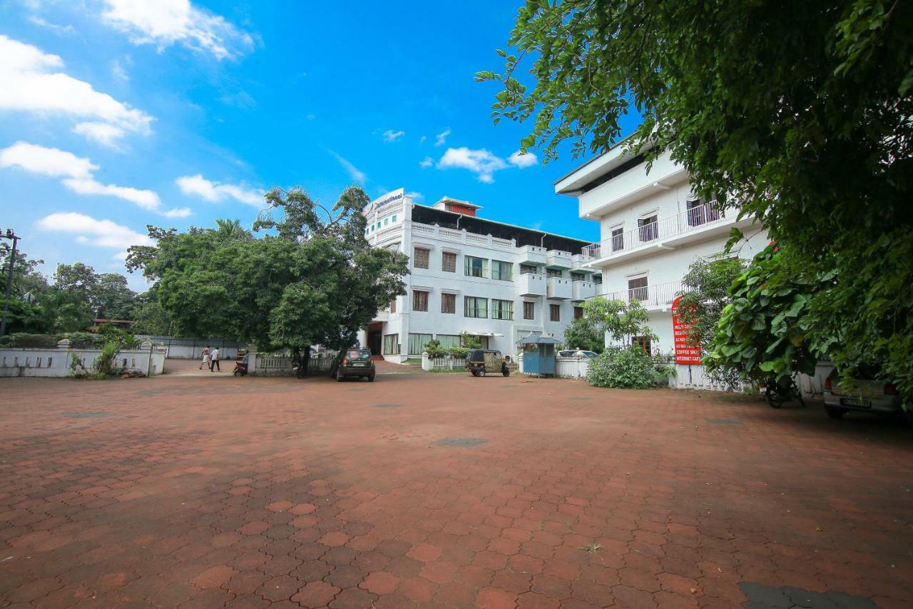 Hotel Meadows International Kizhake Chālakudi Kültér fotó